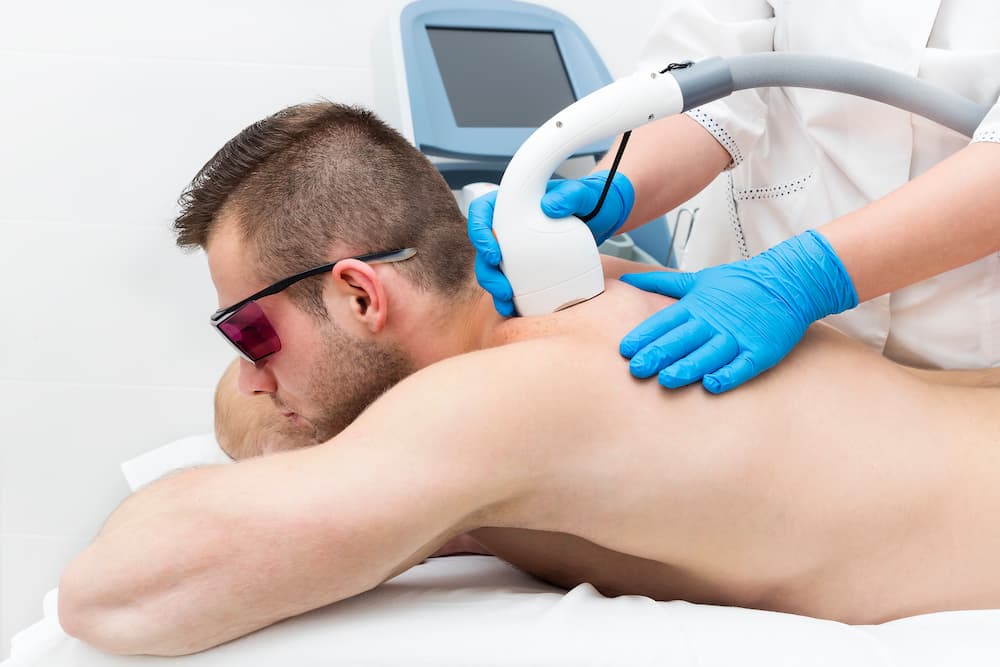 un jeune homme faisant une epilation laser du dos
